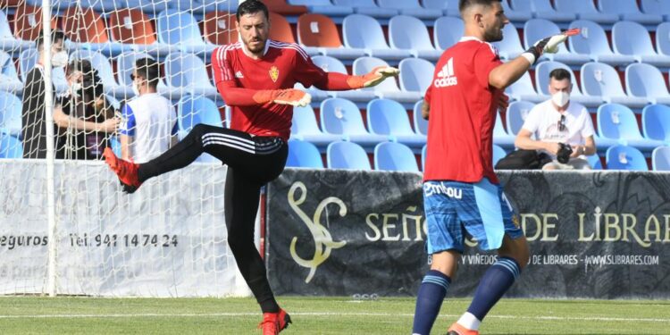 Cristian y Ratón calentando durante un partido de pretemporada